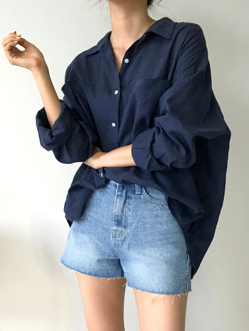 Rien de tel qu'une chemise XXL glisse sur le devant d'un short en jean pour booster la nonchalance de ce dernier