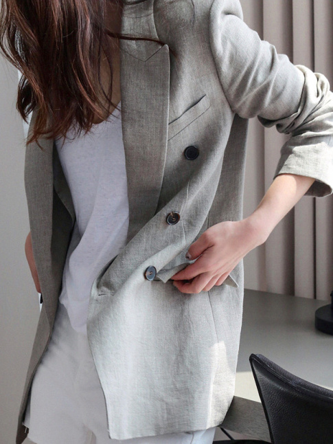 Choisi en gris plutt qu' carreaux, le blazer oversize se fait moins trendy et donc plus dsirable !