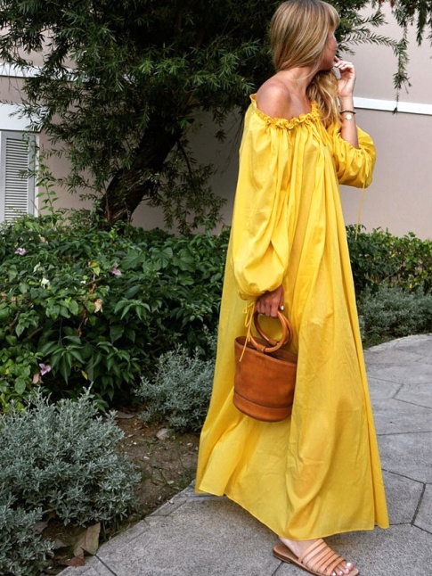 Envie de retourner en vacances, rien que pour se glisser dans une ample robe bouton d'or...
