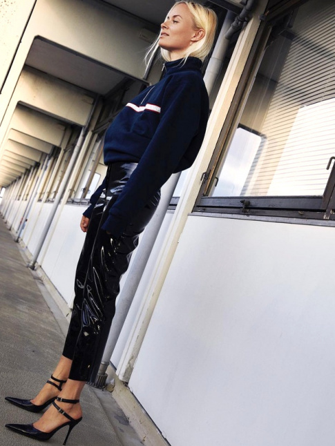 Pantalon vinyle 7/8 + sweat sporty bleu marine = le bon mix