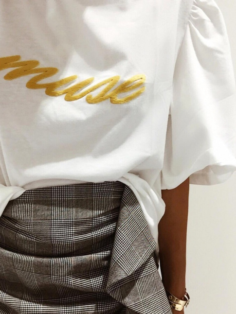 Tee-shirt fantaisie + jupe  carreaux = le bon mix