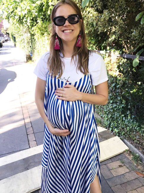 Rien de tel qu'une ample slip dress pour habiller joliment une silhouette de future maman