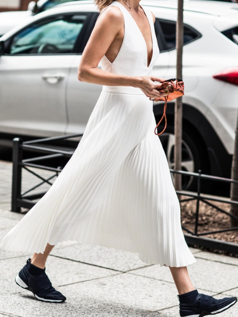 Plus la robe affiche une allure minimaliste chic, plus le port des sneakers est autoris