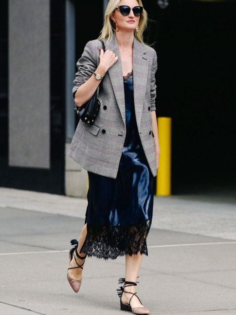 Blazer masculin  carreaux + robe midi nuisette = le bon mix