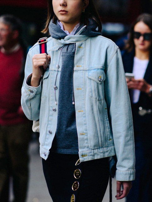 La veste en jean Balenciaga, le must have incontest de la saison !