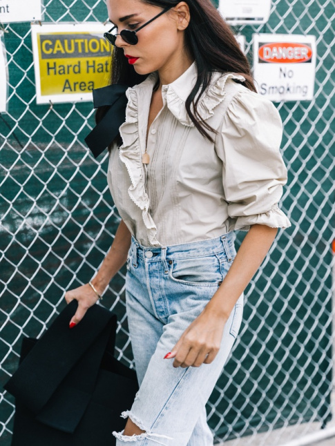 Chemise romantique + jean mom destroyed = le bon mix