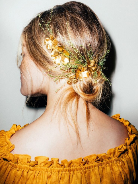 Oui aux coiffures romantiques usant des fleurs avec posie !