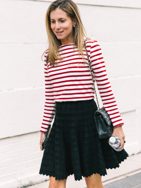 Marinire rouge et blanche + jupette patineuse noire = le bon mix