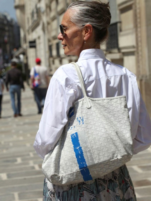 Le duo chemise blanche/chignon rime souvent avec lgance naturelle