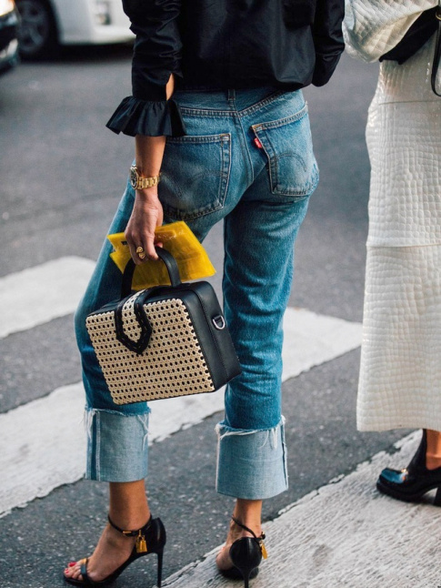Intercaler un jean Levi's au sein d'une tenue no-lgante : le truc casual-chic du moment !