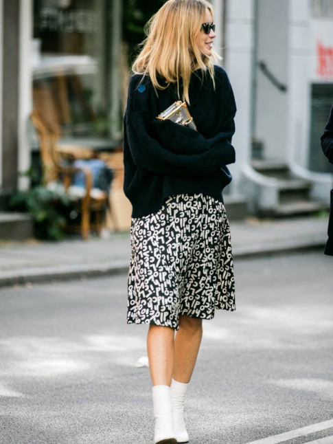 Pull confortable + jupe midi fluide imprime + bottines chaussettes = le bon mix