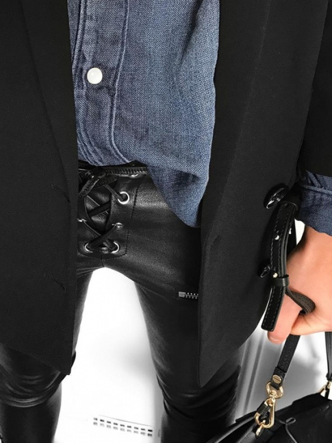 On aime quand le slim en cuir se porte en mode casual/urbain
