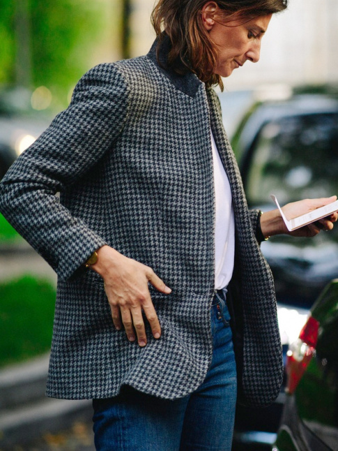 Blazer pied-de-coq + tee-shirt blanc + jean = le bon mix