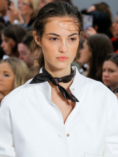 Cette saison, le petit foulard fait des infidlits aux matires traditionnelles