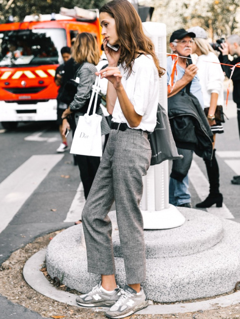 Au sein du trio jean/tee-shirt/baskets, on n'hsite pas  remplacer le jean par un pantalon de ville