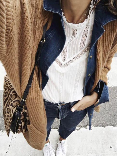 Glisser une veste en jean sous un gilet cosy, un gimmick automnal aussi cosy que trendy !