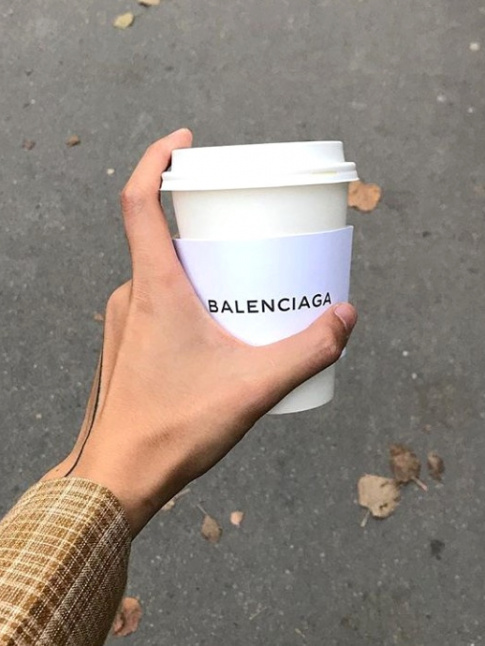 Le latte Balenciaga ? Le snobisme spcial fashion week !