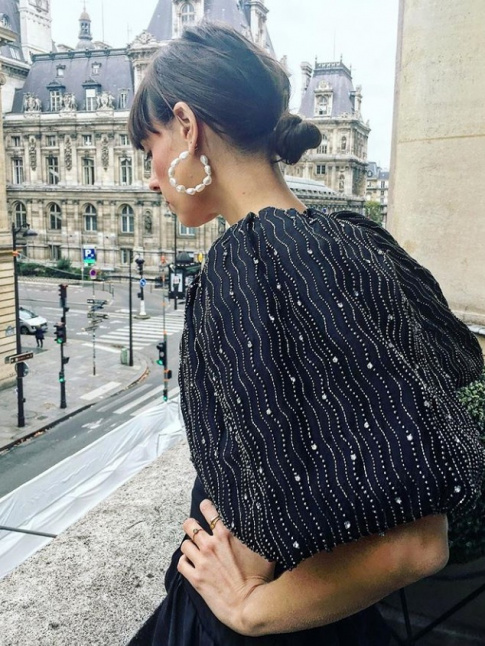 Chignon imparfait + tenue de soire = le bon mix