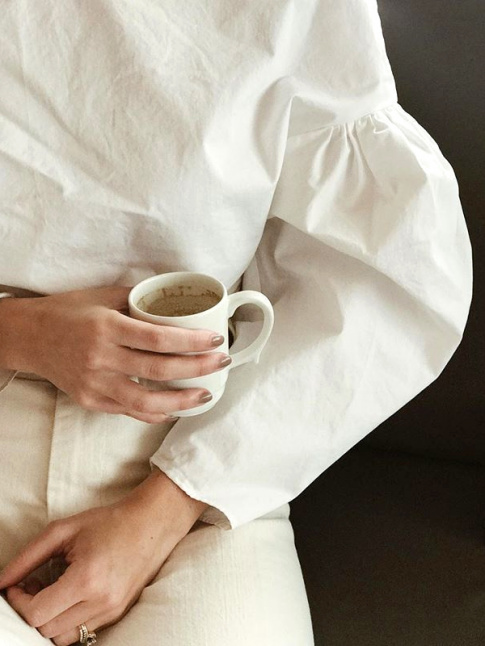 Oui aux blouses romantiques sachant se rinventer avec simplicit...