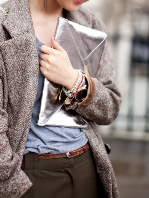 Maxi pochette argente + accumulation de bracelets + tenue masculine/casual = le bon mix