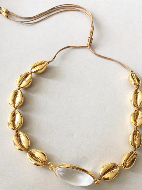 Sous les doigts de Verda Alaton, le collier de coquillages gagne en crdibilit