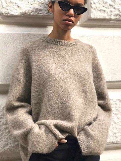 Mlant paules tombantes et manches lgrement trop longues, le pull-over de l'automne continue  miser sur le XL