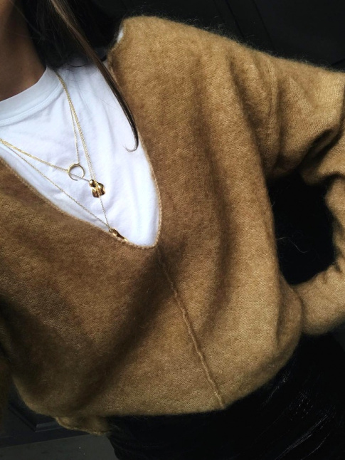 Accumulation de colliers dors + tee-shirt blanc + pull camel grand col V = le bon mix