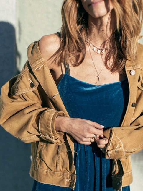 Blouson en jean camel + robe en velours ras bleu ptrole = le bon mix