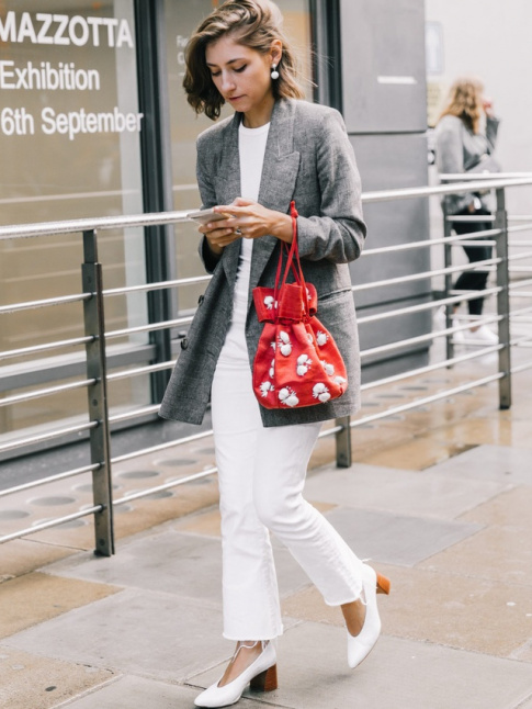 Rien de tel qu'un petit sac color  la dgaine vintage pour gayer le duo blazer  carreaux/jean blanc !