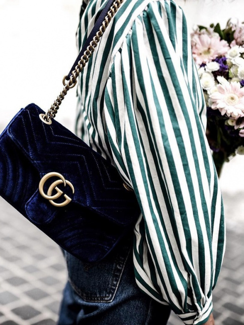 Dclin en velours bleu nuit, ce sac Gucci booste indniablement sa cte de dsirabilit
