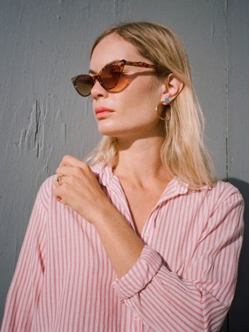 Chemise masculine  rayures rose ple + lunettes esprit vintage = le bon mix