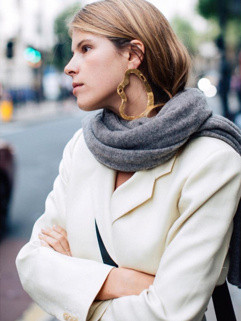 Plus les boucles d'oreilles se font impressionnantes, plus la tenue peut se faire sobrement sage