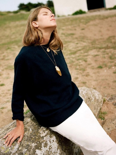 Look minimaliste + bijoux oversize dors = le bon mix