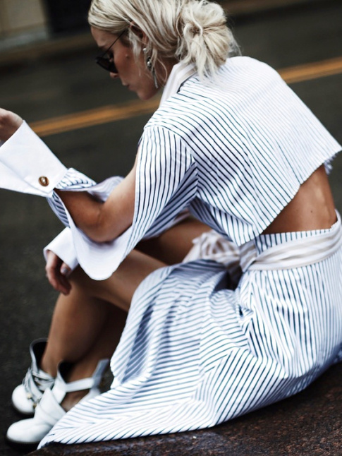 Totalement destructure, cette robe  rayures se la joue 