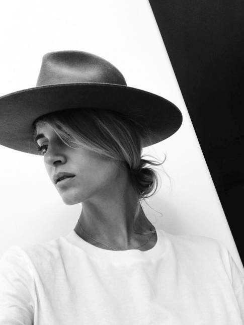 Chapeau  larges bords + chignon bas = le bon mix