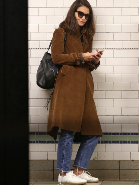 Oui au mix and match trench marron/jean coup court sur la cheville/baskets blanches !