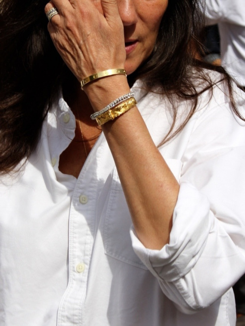 Chemise blanche en coton pais roulotte sur les poignets + bracelets dors = le bon mix