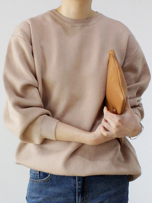 Rien de tel qu'une pochette en cuir rectangulaire pour twister un sobre sweat-shirt !