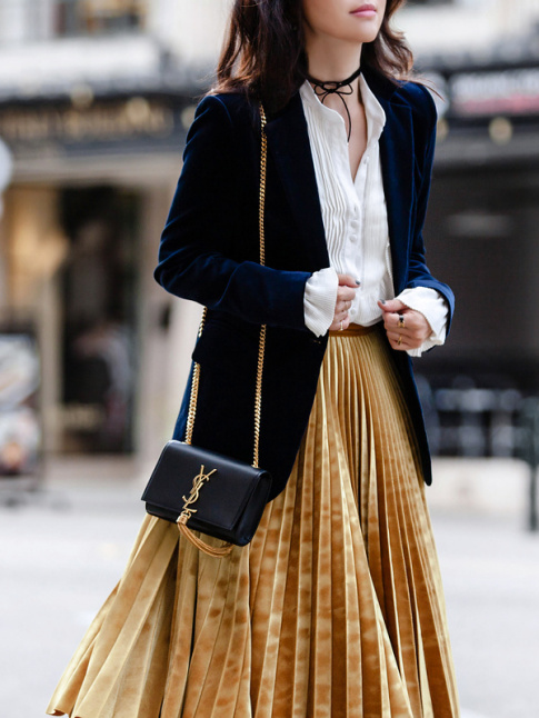 La jupe plisse midi revt ses habits d'hiver en se dclinant en velours ras