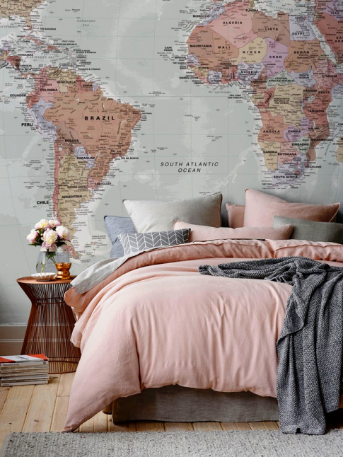 Oui au papier peint mappemonde nous permettant de voyager bien au chaud sous notre couette !
