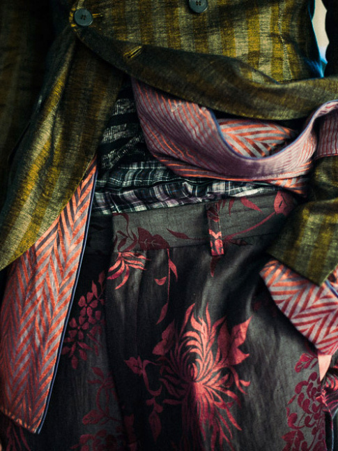 Marier avec brio belles matires, coloris chatoyants et motifs varis, ou l'irrsistible grammaire Haider Ackermann