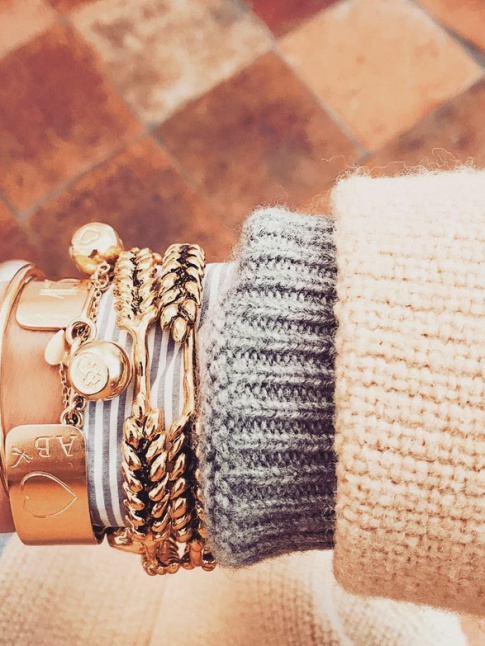 Superposition de maille + accumulation de bracelets dors = le bon mix