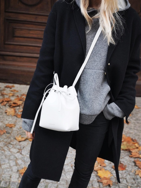 Sweat  capuche + manteau droit = le bon mix