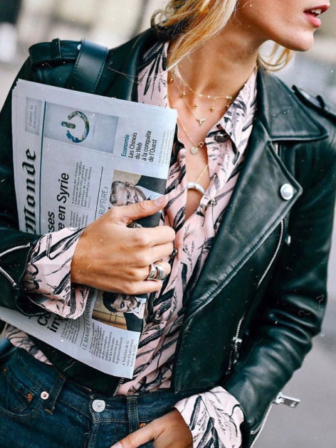 Il n'y a pas que la blouse en dentelle blanche pour accompagner le classique perfecto en cuir !
