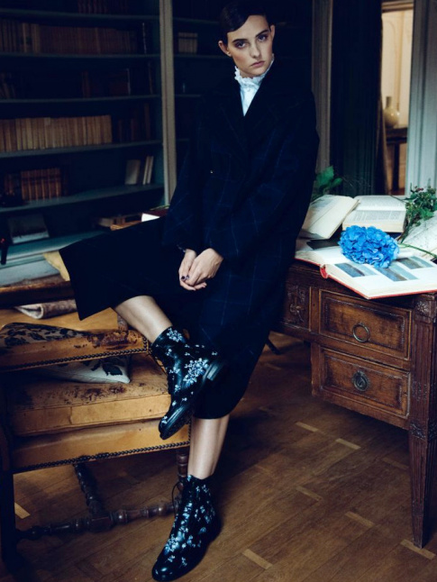 Mlant manteau boyish et blouse victorienne, ce look Erdem x H&M a tout bon !