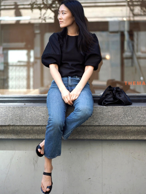 Rien de tel que quelques pices carbones minimalistes chics pour accompagner un simple jean
