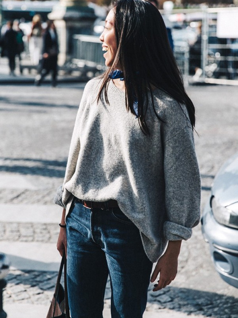 Gliss sur le devant du jean et port les manches roulottes, le pull trop large se fait plus seyant