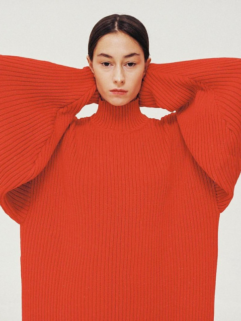 Wanted : un immense pull-over rouge
