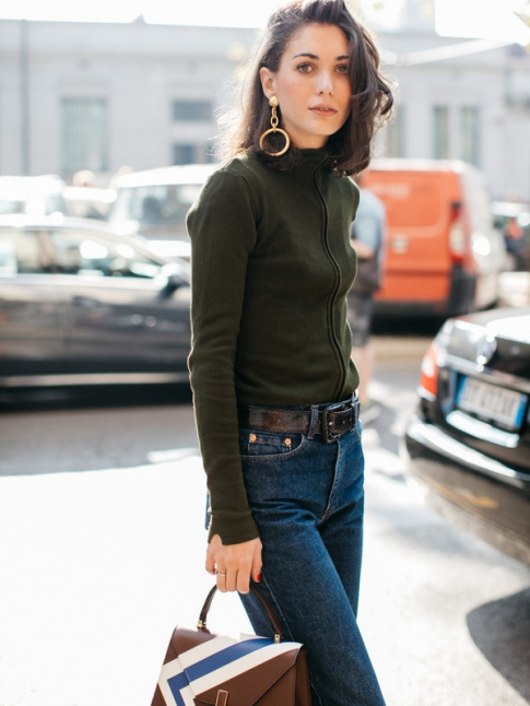 Mlant sac faussement classique, top sportswear et boucles d'oreilles XL, ce look a tout bon !