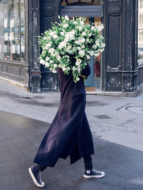 Rien de tel qu'un bouquet de fleurs XXL pour dtourner l'attention d'une potentielle mauvaise mine